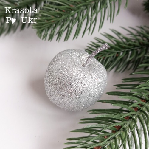 срібні яблука в новорічних декорах