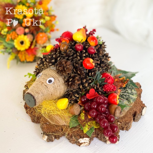 Композиція 30 см до свята осені “Їжак малий” з шишок