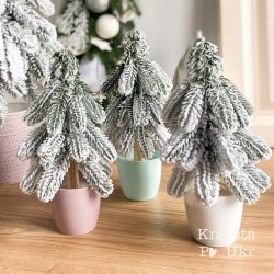 Ялинки малі в снігу