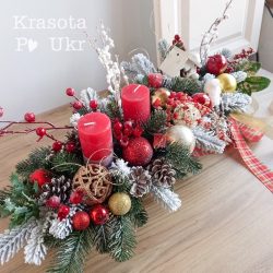 новорічні підсвічники з свічками і декорами - тренд 2024 року