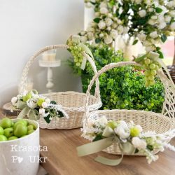 оливковий колір в прикрасах кошика