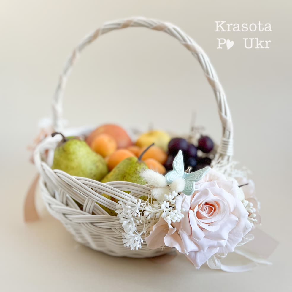 круглі кошики з фруктами