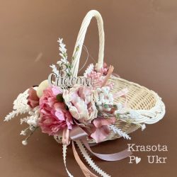 прикраса з пудровими піонами