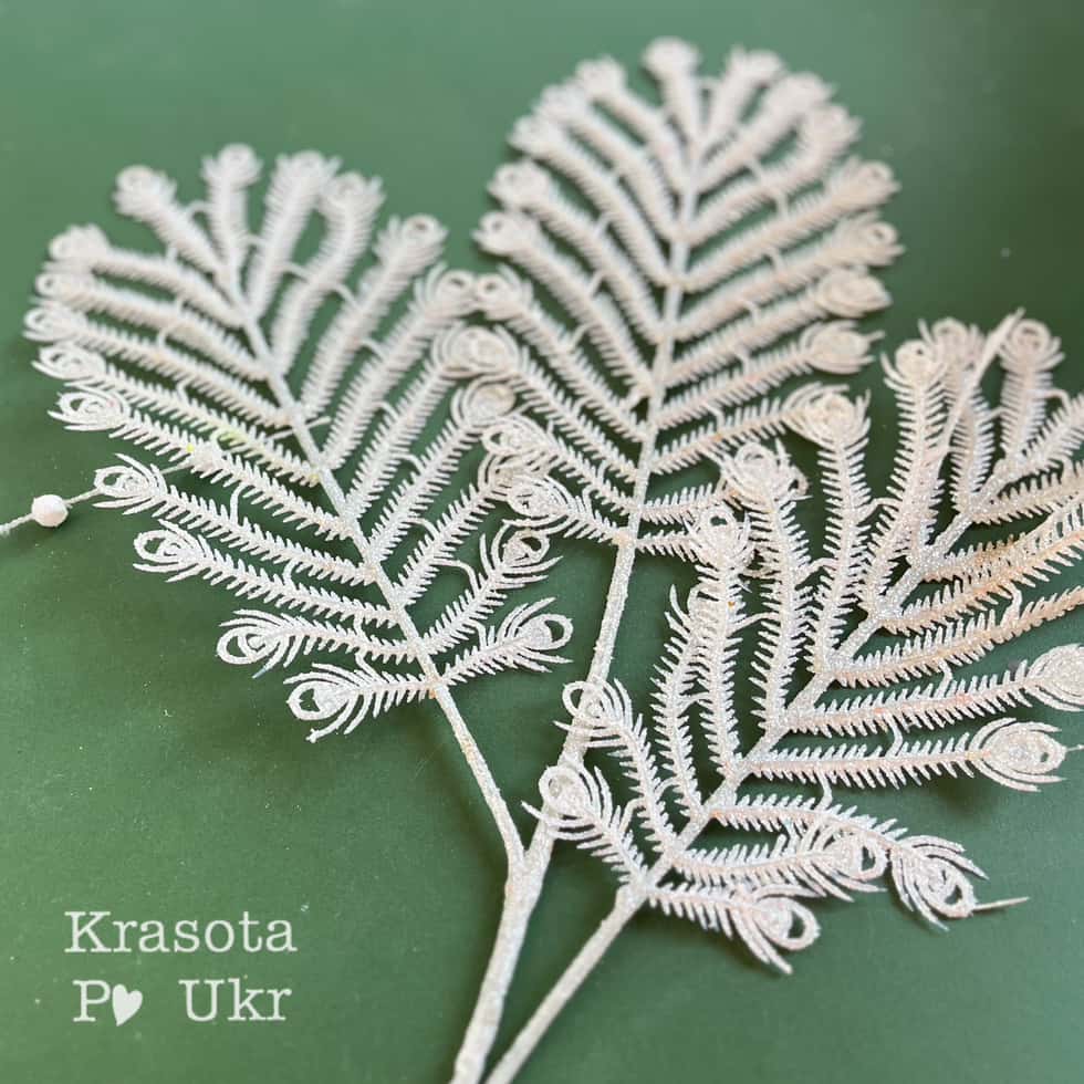 Гілка новорічна для декору "павич" у білому кольорі від Krasota Po Ukr