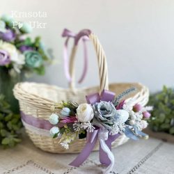 кошик прикрашений весняними квітами