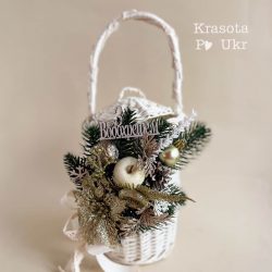 прикрашений кошик на воду