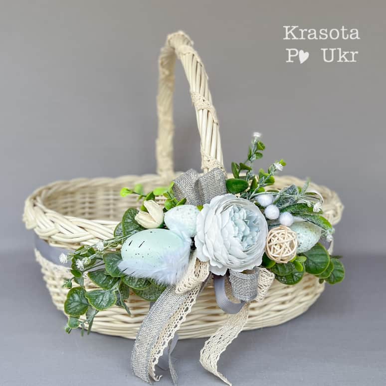 білий кошик з прикрасою