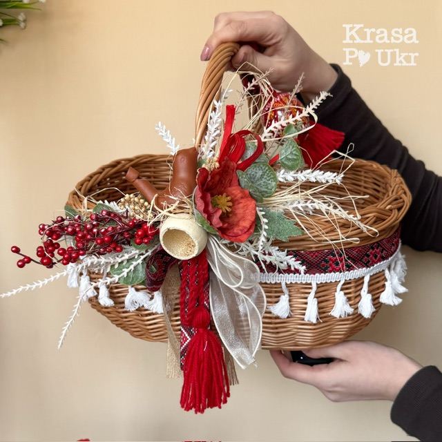 червоний колір в оформленні кошиків на пасху