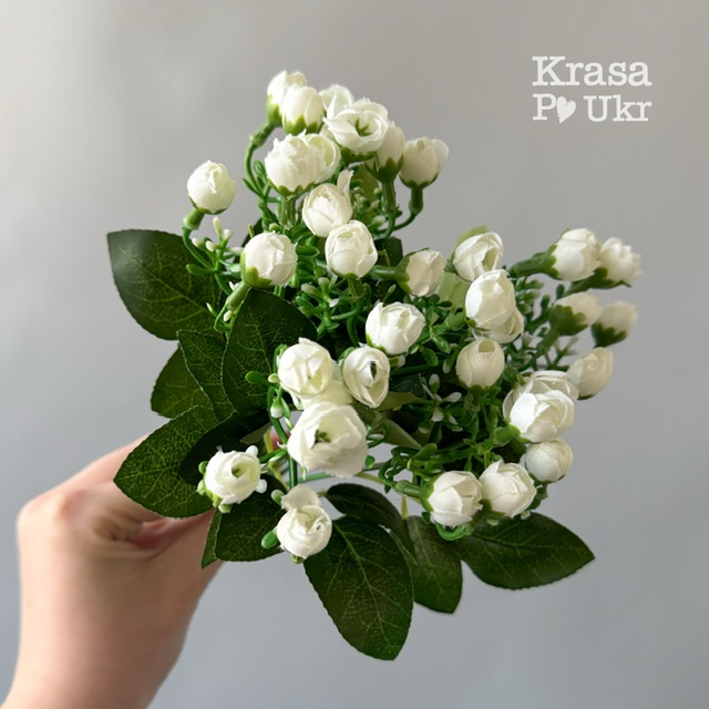 білі маленькі букети у вазу