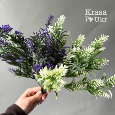 Букет штучної зелені в білому і фіолет овому кольорі