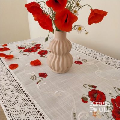 Ране білий на комод з вишивкою