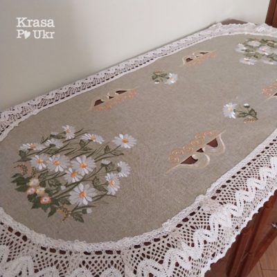 Серветка лляна комодна з вишивкою ромашки і широким мереживом, 60*120 см
