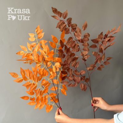 Осінні гілки в оранжевих і коричневих кольорах