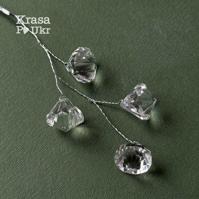 Вигляд кристалів на новорічній гілці