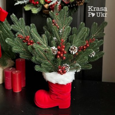 Різдвяний букет у вазі-чобітку - з хвоєю, калиною та шишками