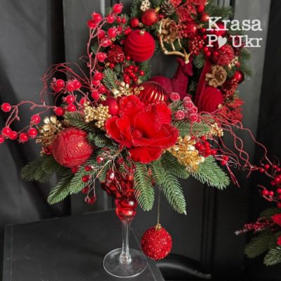 Новорічна композиція в скляному бокалі «Різдвяна класика» — дизайн «червоне-золото»