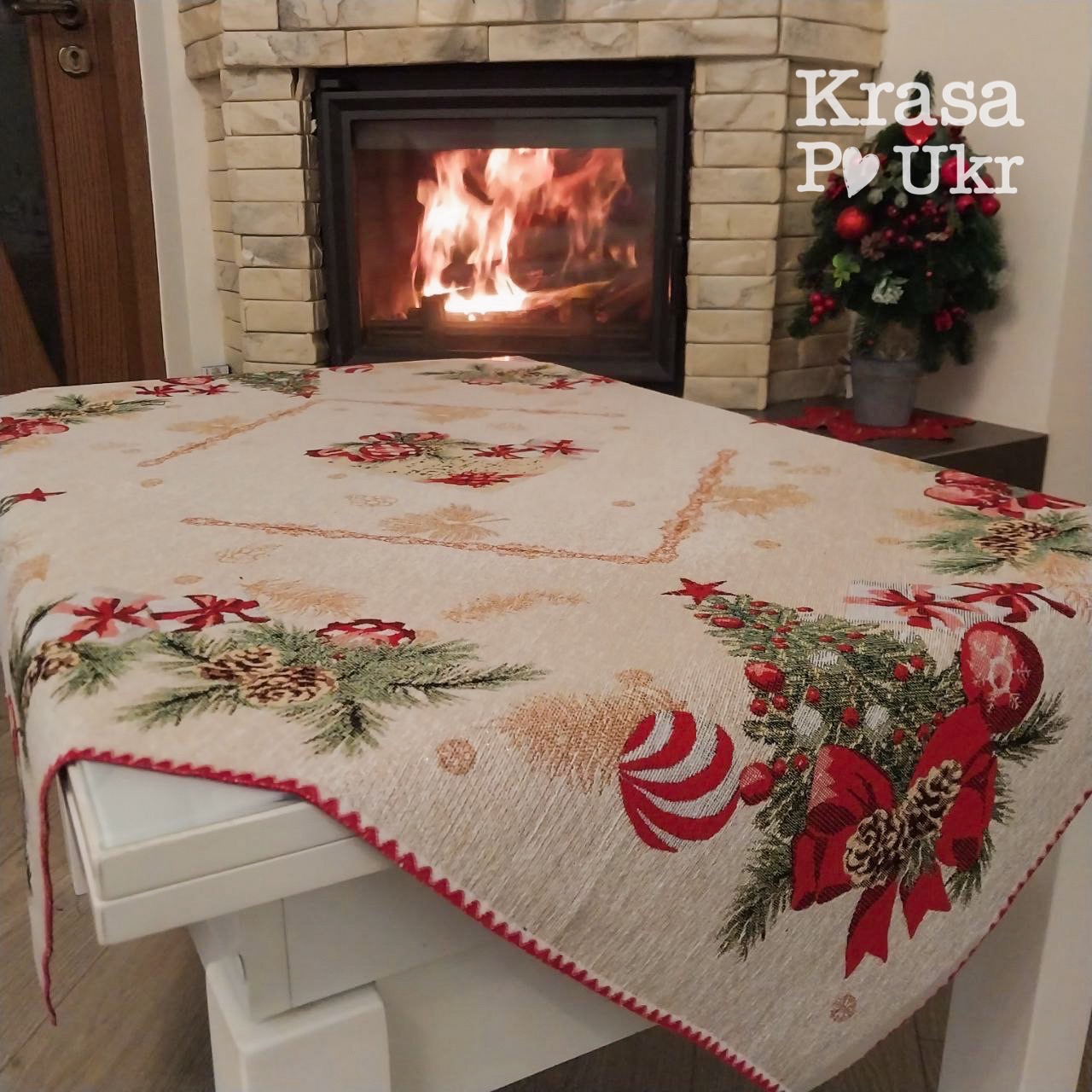 IMG_4736 | Krasa Po Ukr #20 Новорічна скатертина «Різдвяна класика» з ялинкою 90*90 см,140*180 см, 140*220 см