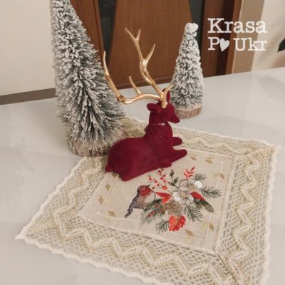 #114 Вишита натуральна серветка на стіл “Різдвяний снігур” 30*30 см — льон із мереживом