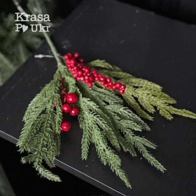 Декоративний букет 45 см з хвоєю норфолк та ягідками