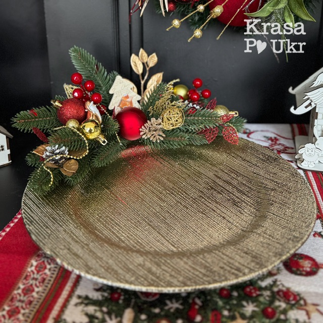 Тарілка з новорічним декором для мандарин