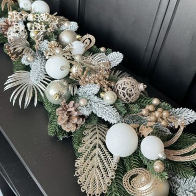 Новорічна гірлянда з литої хвої 1 м у дизайні шампань з кульками та шишками, святковий декор для каміна та інтер’єру Krasa Po Ukr