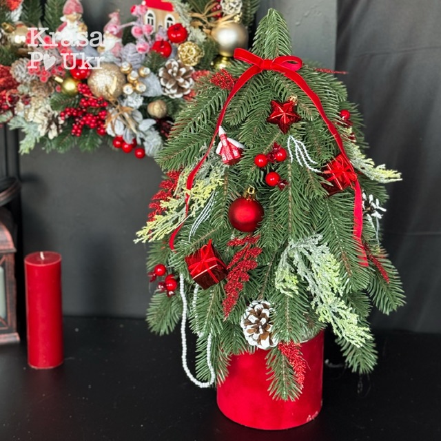 Міні новорічна ялинка 50 см у червоному бархатному кашпо з класичним різдвяним декором, ідея подарунка для колег та корпоративних клієнтів Krasa Po Ukr Міні новорічна ялинка 50 см у червоному бархатному кашпо з класичним різдвяним декором, ідея подарунка для колег та корпоративних клієнтів Krasa Po Ukr