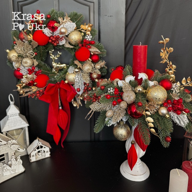 Різдвяний комплект декору з вінка та свічника у червоно-золотому дизайні з литої хвої, бархатними кулями та вінтажною основою — класичний святковий стиль для дому. Krasa Po Ukr