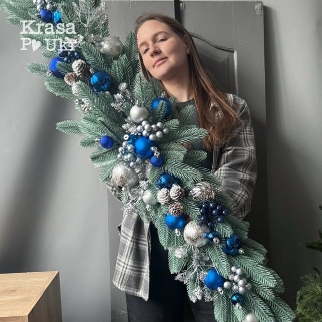 Ялинкова гірлянда з литої хвої у срібно-синьому дизайні “електрик” — реалістичний новорічний декор ручної роботи для сучасного інтерʼєру Krasa Po Ukr Ялинкова гірлянда з литої хвої у срібно-синьому дизайні “електрик” — реалістичний новорічний декор ручної роботи для сучасного інтерʼєру Krasa Po Ukr