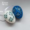 Декоративні великодні яйця у білому та синьому кольорах з орнаментальним розписом і стрічкою для підвішування — святковий декор до Великодня. Krasa Po Ukr https://krasapoukr.com.ua