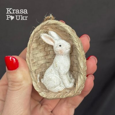 Пасхальна керамічна фігурка-підвіска 6,5 см - зайчик у корзинці