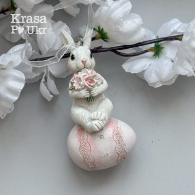 Великодня керамічна фігурка-підвіска 9 см - зайчик на писанці