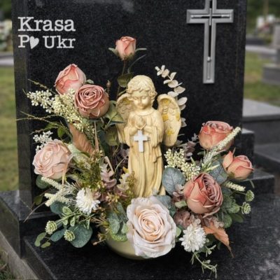 Ритуальна композиція з ангелом на кладовище