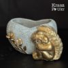 Бетонне кашпо з ангелом на кладовище