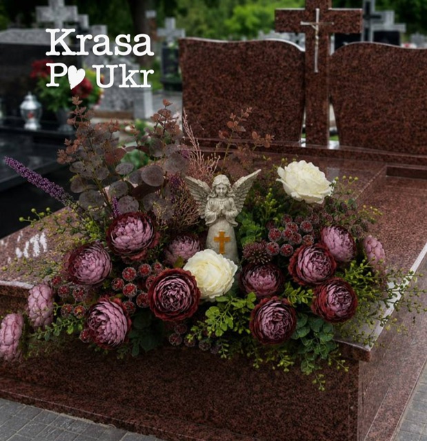 Композиція з квітів і ангела на сонячних батареях