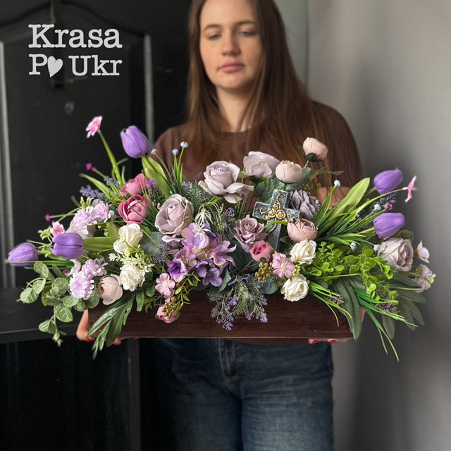 Композиція з штучними квітами та хрестиком "Назавжди в серці" (55 см) 1