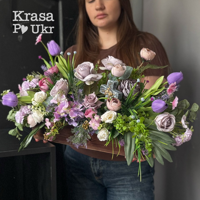 Композиція з штучними квітами та хрестиком "Назавжди в серці" (55 см) 4
