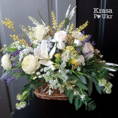 Ритуальна композиція зі штучних квітів у кошику на кладовище