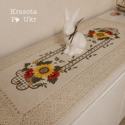 Вишита доріжка на комод