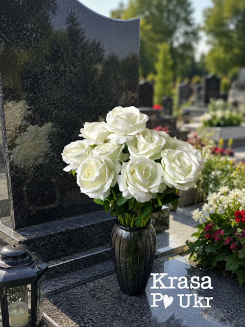 photo-output Білі троянди у вазу на кладовище