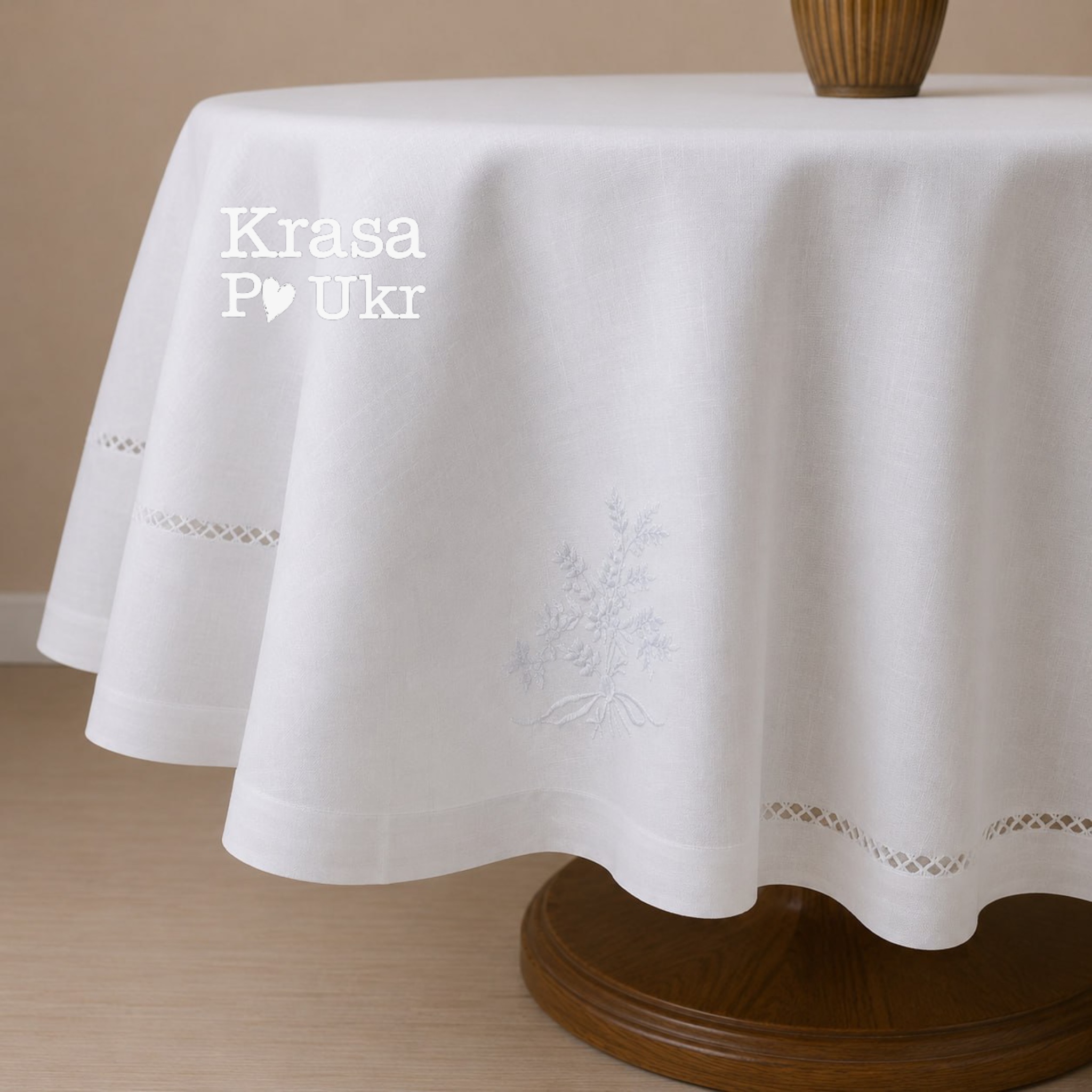 photo-output Біла кругла скатертина з вишивкою