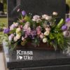 Композиція з квітів для героя