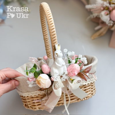 Детская пасхальная корзинка с зайчиком и розовым декором