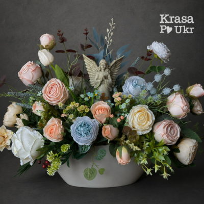 Ритуальна композиція "ПІД КРИЛОМ АНГЕЛА" з лед-ангелом (60 см) на кладовище