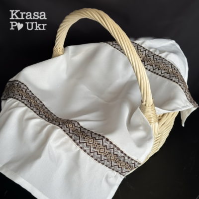 Серветка на кошик з вишитою стрічкою та збіркою тканини