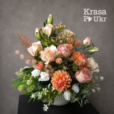 Ритуальная цветочная композиция на кладбище