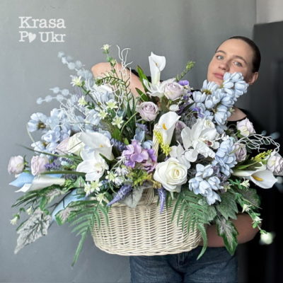 Велика квіткова композиція у кошику "Небесний Захисник" у фіолетово-блакитному поєднанні з білими квітами (75 см)