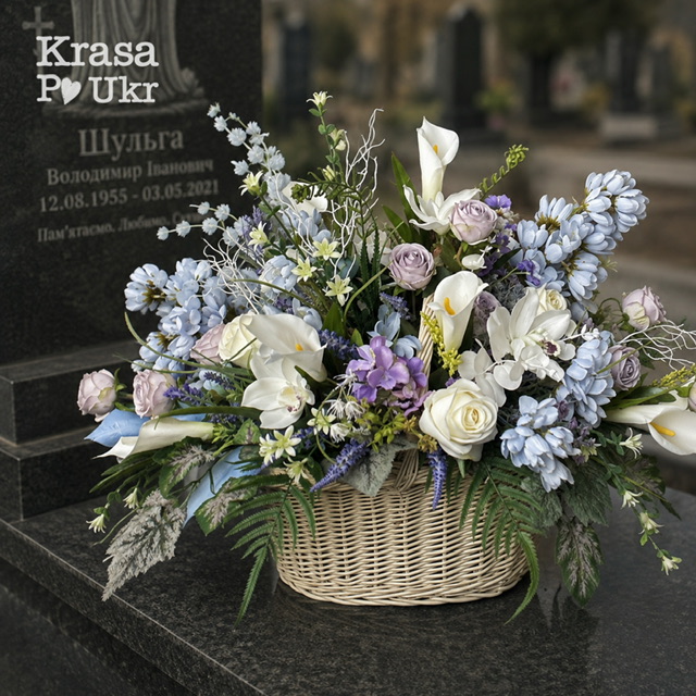 Велика квіткова композиція у кошику “Небесний Захисник” у фіолетово-блакитному поєднанні з білими квітами (75 см) 2