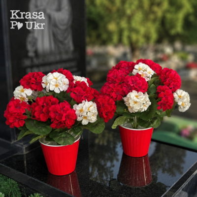 Композиції зі штучних квітів у вазонах для кладовища червоно-білі