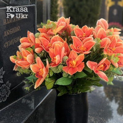 Штучні квіти у вазу на цвинтар з орхідеями