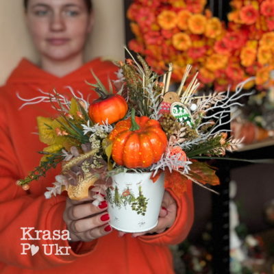 Осіння композиція в кашпо з гарбузами пташкою та квітами